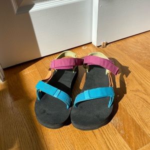 Size 8 Midform Universal Tevas